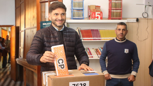 El gobernador Maximiliano Pullaro participó de las elecciones en Hughes.
