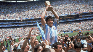 Maradona es llevado en andas con la copa tras la final que ganó Argentina en México 86.