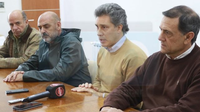 Uatre de peones rurales pide aumento a la Mesa de Enlace. Dirigentes de la Mesa de Enlace de Entre Ríos en el anuncio del último paro del campo.