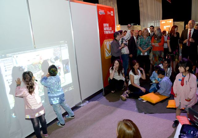 El gobernador en la recorrida por los espacios de la muestra interactiva y los talleres que conforman “Plaza Digital”.