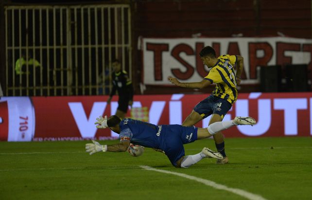 Veliz elude a Marcos Díaz y define, ante Huracán. Fue su primer gol en primera.