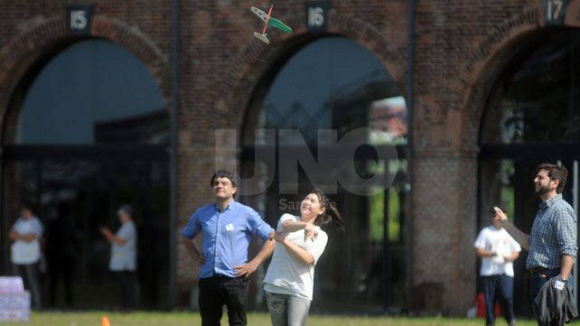 Escuelas primarias participaron de una demostración de aeromodelismo en La Redonda
