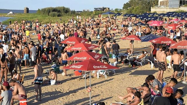 La cantidad de gente que todos los fines de semana asiste a las playas de la ciudad