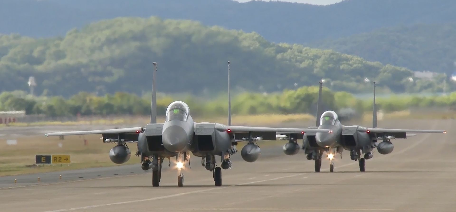 Aviones de combate F15K de la Fuerza Aérea de Corea del Sur se preparan para despegar en un lugar no revelado de Corea del Sur. Corea del Sur dice que Corea del Norte voló 12 aviones de combate cerca de su frontera mutua, el jueves 6 de octubre de 2022, lo que llevó a Corea del Sur a enviar 30 aviones militares en respuesta.