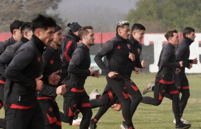 Los jugadores de Newells trotan en Bella Vista.