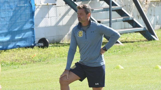 Piensa. El DT canalla Diego Cocca hará una lista de jugadores después del jueves.