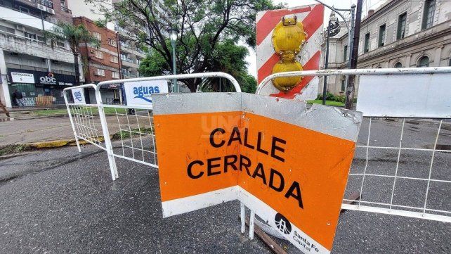 Corte de tránsito de Assa por el arreglo del socavón de Bv. Pellegrini y 9 de Julio. Corte de tránsito de Assa por el arreglo del socavón de Bv. Pellegrini y 9 de Julio.