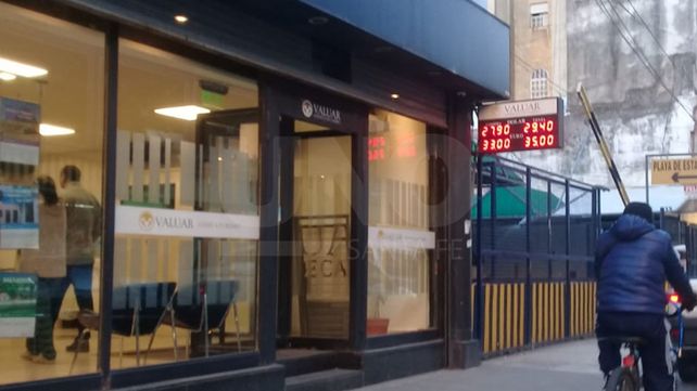En casas de cambio de Santa Fe, el dólar abrió la nueva semana a $29,40