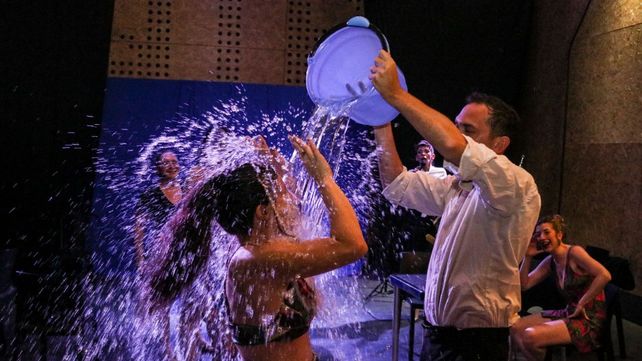 Los juegos acuáticos Evita es un espectáculo teatral participativo donde se la retórica peronista se combina con actividades lúdicas