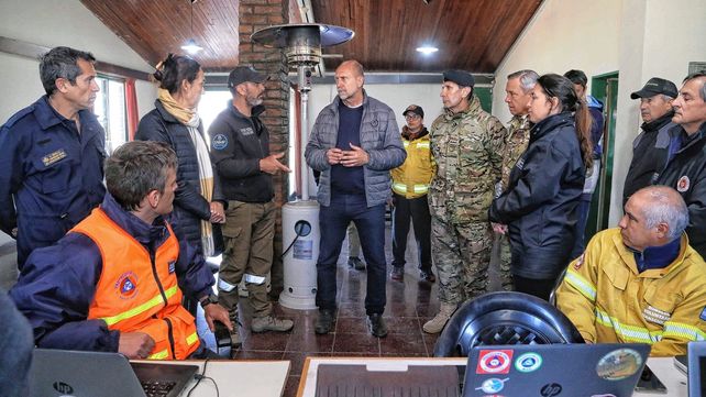 Perotti visitó la base operativa de los brigadistas que combaten los incendios en las islas