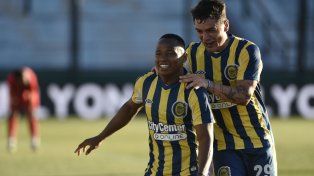 Campaz y Dupuy, autores de los goles de Central ante Arsenal.