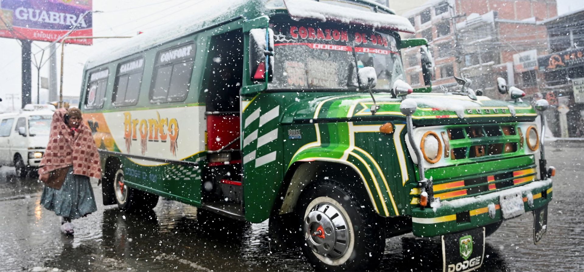 Una mujer sube a un autobús durante una lluvia de nieve, El Alto, Bolivia. Fotografía: Claudia Morales/Reuters