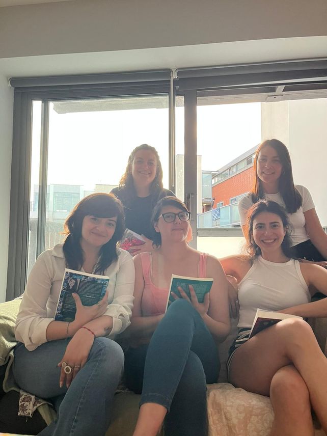 Un grupo de rosarinos inauguró la primera biblioteca de literatura argentina en Irlanda
