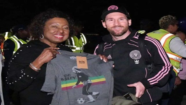 Lionel Messi llegó a Jamaica y recibió un especial regalo vinculado a Bob Marley
