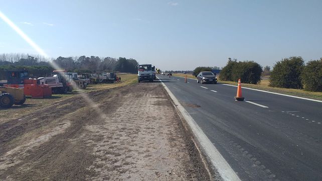 Maquinarias y operarios empezaron con el trabajo de frezado en uno de los carriles entre Funes y Roldán.