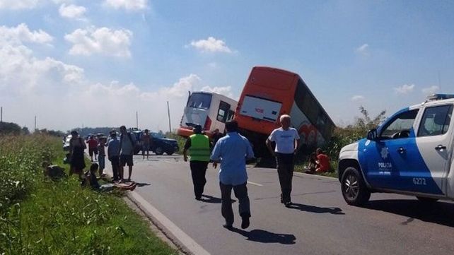 Las crudas imágenes del choque frontal de los micros de Monticas en la ruta 33