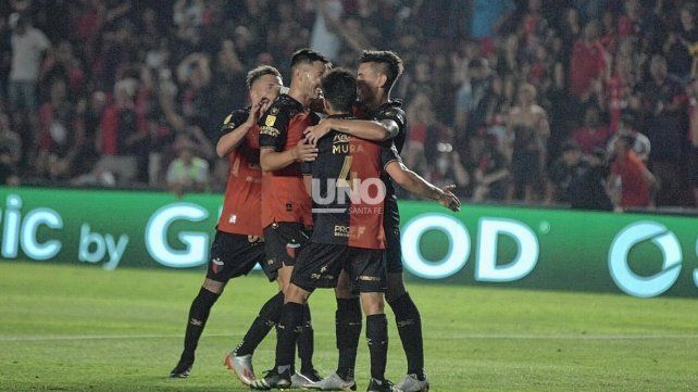Colón golea a Atlético Tucumán y llega entonado al Clásico del próximo sábado.