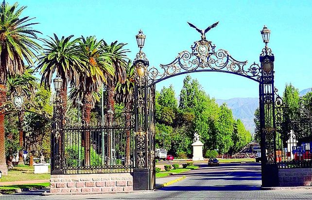 Mendoza es una ciudad que destaca por sus paisajes naturales y su cultura vinícola.