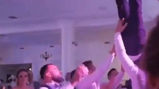 Lanzaron al novio durante el casamiento, cayó al piso y ahora no puede caminar