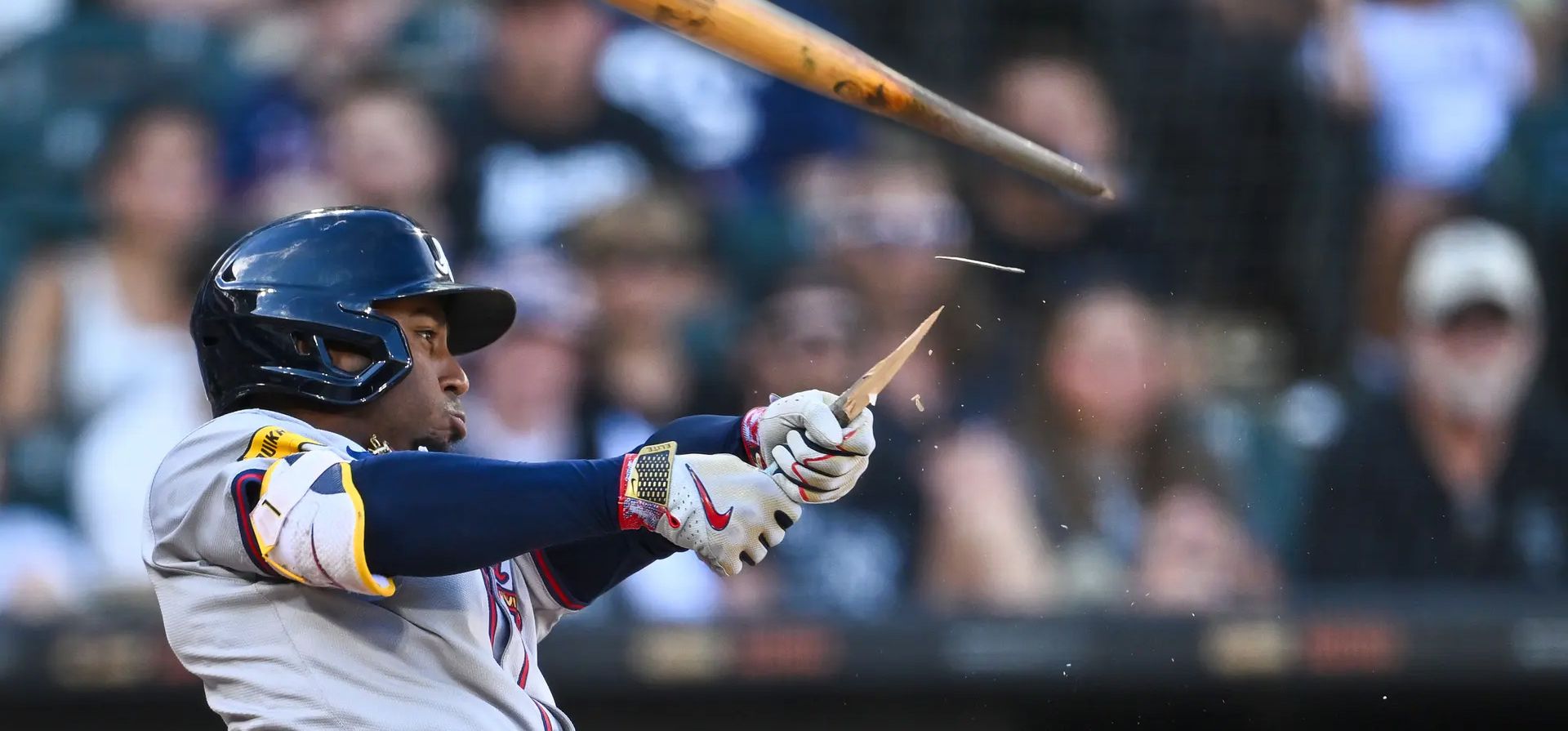 Ozzie Albies, de los Bravos de Atlanta, rompe su bate en la octava entrada contra los Medias Blancas de Chicago en el Guaranteed Rate Field, Chicago, Estados Unidos. Fotografía: Quinn Harris/Getty Images Ozzie Albies, de los Bravos de Atlanta, rompe su bate en la octava entrada contra los Medias Blancas de Chicago en el Guaranteed Rate Field, Chicago, Estados Unidos. Fotografía: Quinn Harris/Getty Images