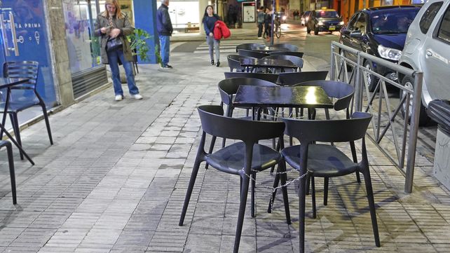 Una heladería de Rosario le puso cadenas a las sillas para evitar que se las roben