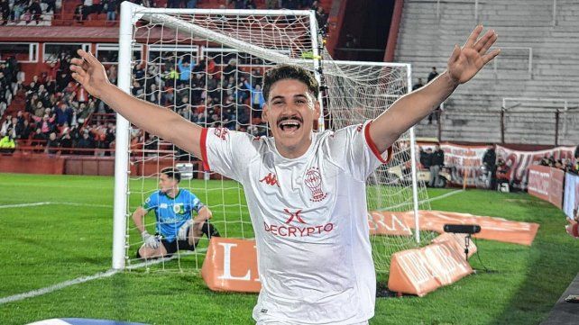 Matías Cóccaro abrió el camino de la victoria de Huracán.&nbsp;