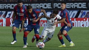 No pasarás. García y Nico Fernández &nbsp;impiden que trepe Panchito González.