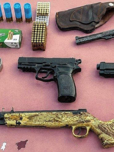 Secuestraron un revólver, municiones y réplicas de armas durante allanamientos por abuso de armas