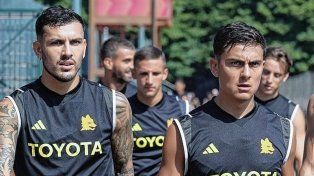 Paredes y Dybala fueron increpados por hinchas de la Roma.