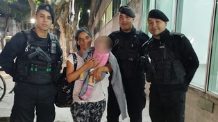 Los suboficiales Sebastián Díaz, Elías Benítez y Matías Díaz junto a la nena y su mamá, asistidas anoche.