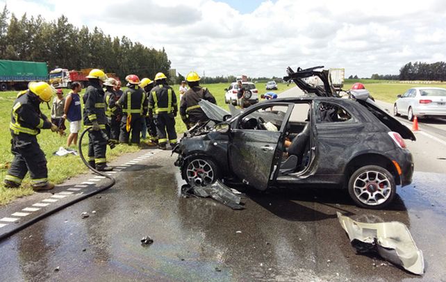 Fiat 500. El auto quedó destrozado y el camión