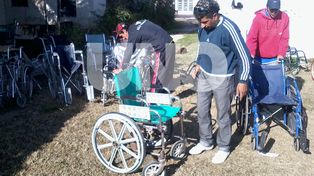 Jóvenes de sectores vulnerables repararon 30 sillas de ruedas