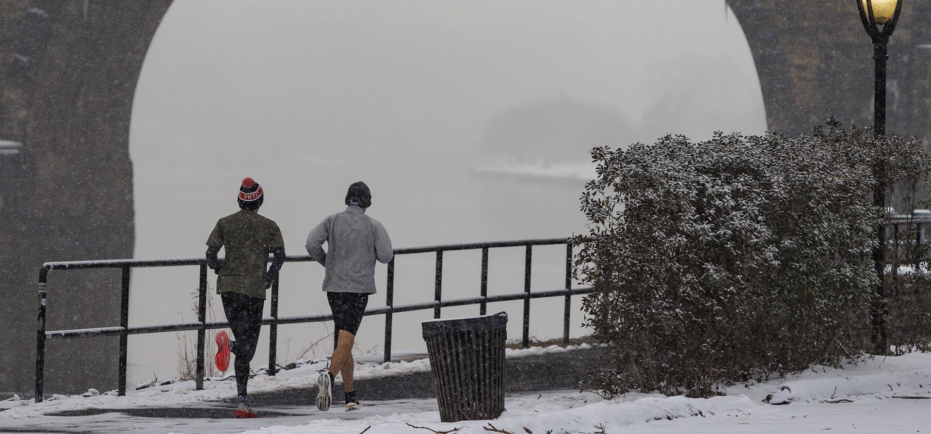 Dos personas corren por Kelly Drive en Filadelfia el viernes 19 de enero de 2024. Filadelfia y la región se están preparando para la nieve. (Alejandro A. Álvarez/The Philadelphia Inquirer vía AP Dos personas corren por Kelly Drive en Filadelfia el viernes 19 de enero de 2024. Filadelfia y la región se están preparando para la nieve. (Alejandro A. Álvarez/The Philadelphia Inquirer vía AP