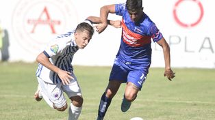 Derrota fuera de Tablada. Martín Mustachi intenta eludir a Báez. El Charrúa dio un paso en falso ante Sportivo Barracas.&nbsp;
