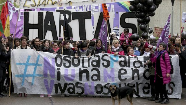 Una multitud vestida de negro marchó contra la violencia de género y los femicidios