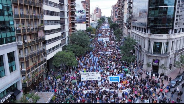 Multitudinaria marcha universitaria en Plaza de Mayo: No estamos dispuestos a resignar nuestro futuro