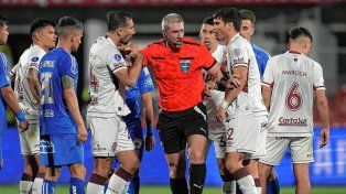 Carlos Izquierdoz le apuntó al árbitro Anderson Daronco.
