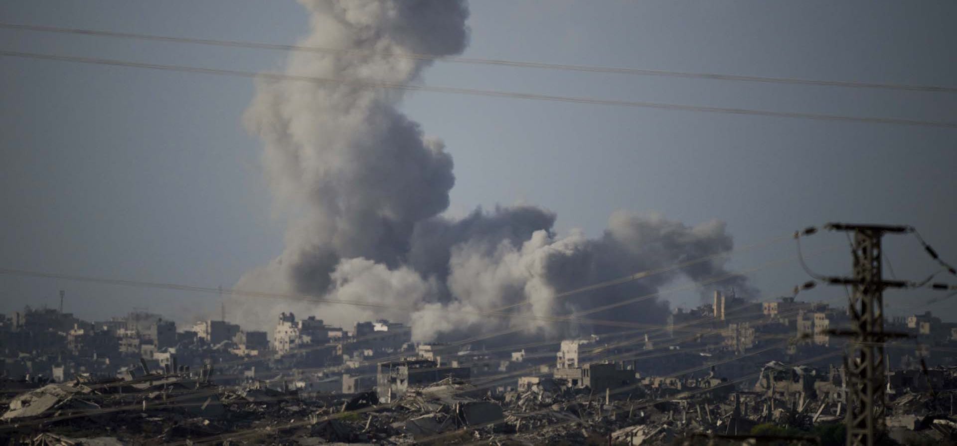El humo se eleva al cielo tras un ataque militar israelí en la Franja de Gaza, visto desde el sur de Israel, el martes 16 de septiembre de 2025. (Foto AP/Leo Correa) El humo se eleva al cielo tras un ataque militar israelí en la Franja de Gaza, visto desde el sur de Israel, el martes 16 de septiembre de 2025. (Foto AP/Leo Correa)