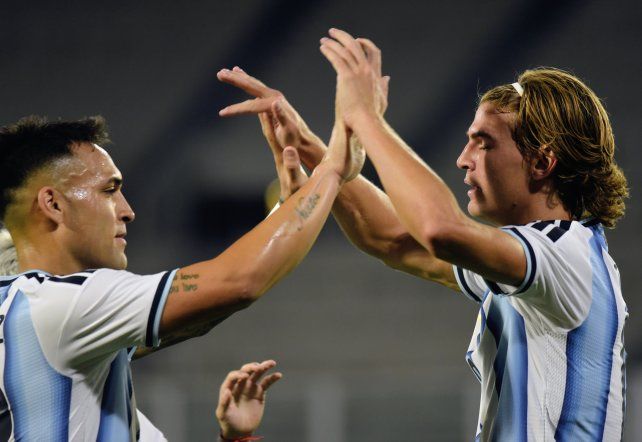 Lautaro Martínez celebra junto a Nico Paz. Ambos convirtieron en la goleada de Argentina sobre Bolivia.