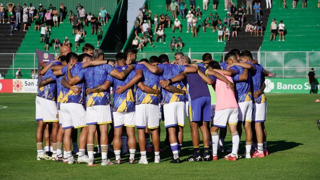 Los jugadores de Rosario Central y la arenga colectiva antes de salir a jugar con San Martín en San Juan.