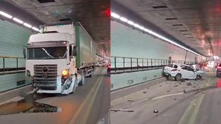 Fuerte choque en el Túnel Subfluvial entre un camión y un auto: el tránsito vehicular está interrumpido