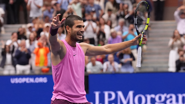 Carlos Alcaraz sonríe tras conquistas el US Open de tenis. Ganó la final en cuatro sets.&nbsp;