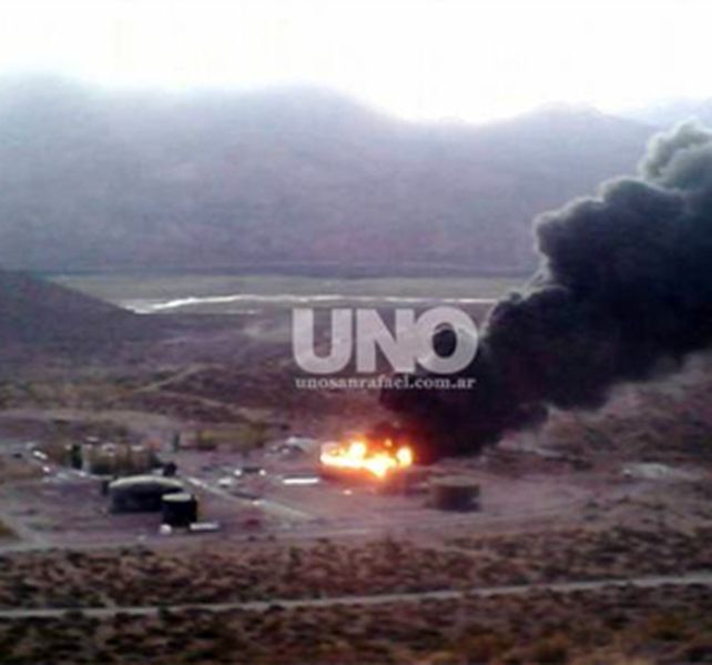 El incendio comenzó ayer en la planta de YPF en Malargüe. (Foto: gentileza Marcelo Tilleria / Diario UNO)