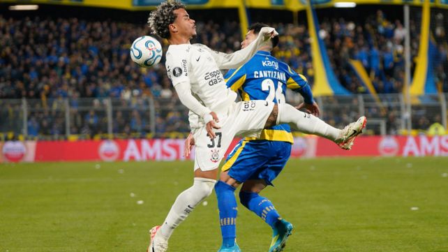 Curiosa imagen en Central y Corinthians. La pelota está en la suya