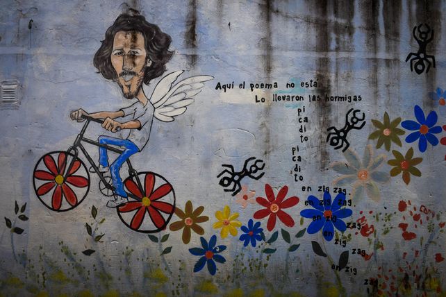 Un colorido mural en el patio de la institución recuerda al trabajador asesinado en el techo del comedor.