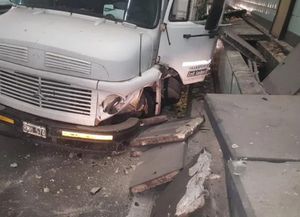 Un camión tuvo un accidente y casi provoca una tragedia en el túnel subfluvial
