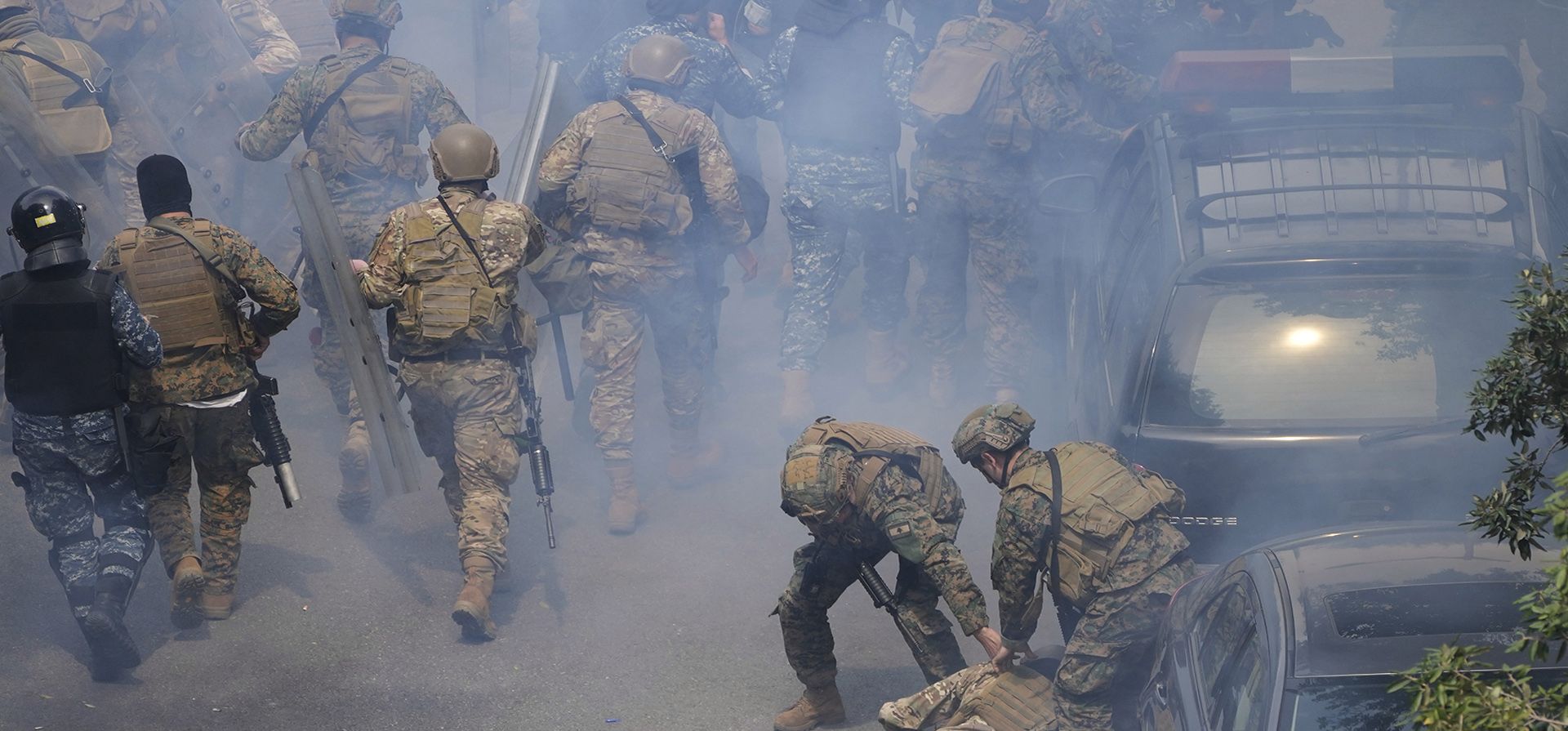 Soldados de las fuerzas especiales libanesas retiran a su camarada que se desmayó por los gases lacrimógenos durante una protesta de soldados retirados del ejército y otros manifestantes que exigen mejores salarios, en Beirut, Líbano. (Foto AP/Hussein Malla)