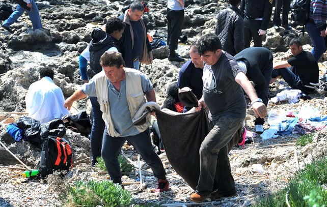 Personal de la Guardia Costera griega retira el cadáver de una de las víctimas. (Foto: AP)