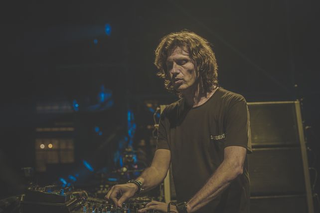 En acción. Hernán Cattaneo dijo que “una vez que pasaste por el top ten importa que los shows sean buenos”.&nbsp;
