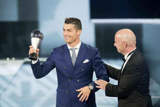 Cristiano Ronaldo celebró efusivamente haber sido elegido como el primer The Best que entrega la Fifa.&nbsp;